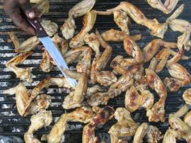 MABAWOI EN TRAIN DE GRILLER